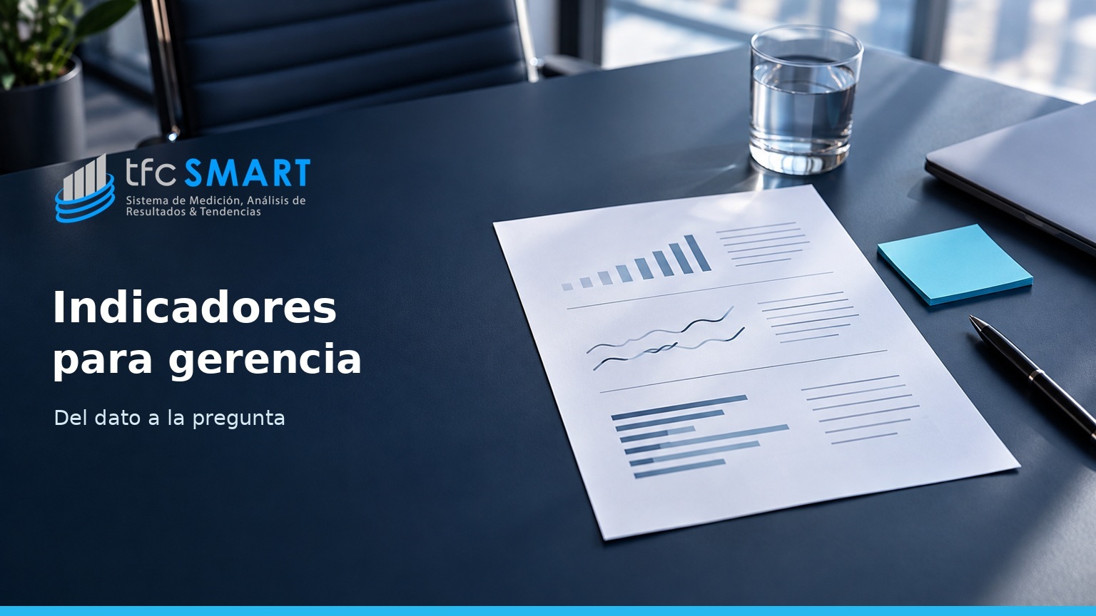 Reporte ilustrativo sobre una mesa azul, junto a una nota y un bolígrafo. Indicadores para gerencia: del dato a la pregunta.